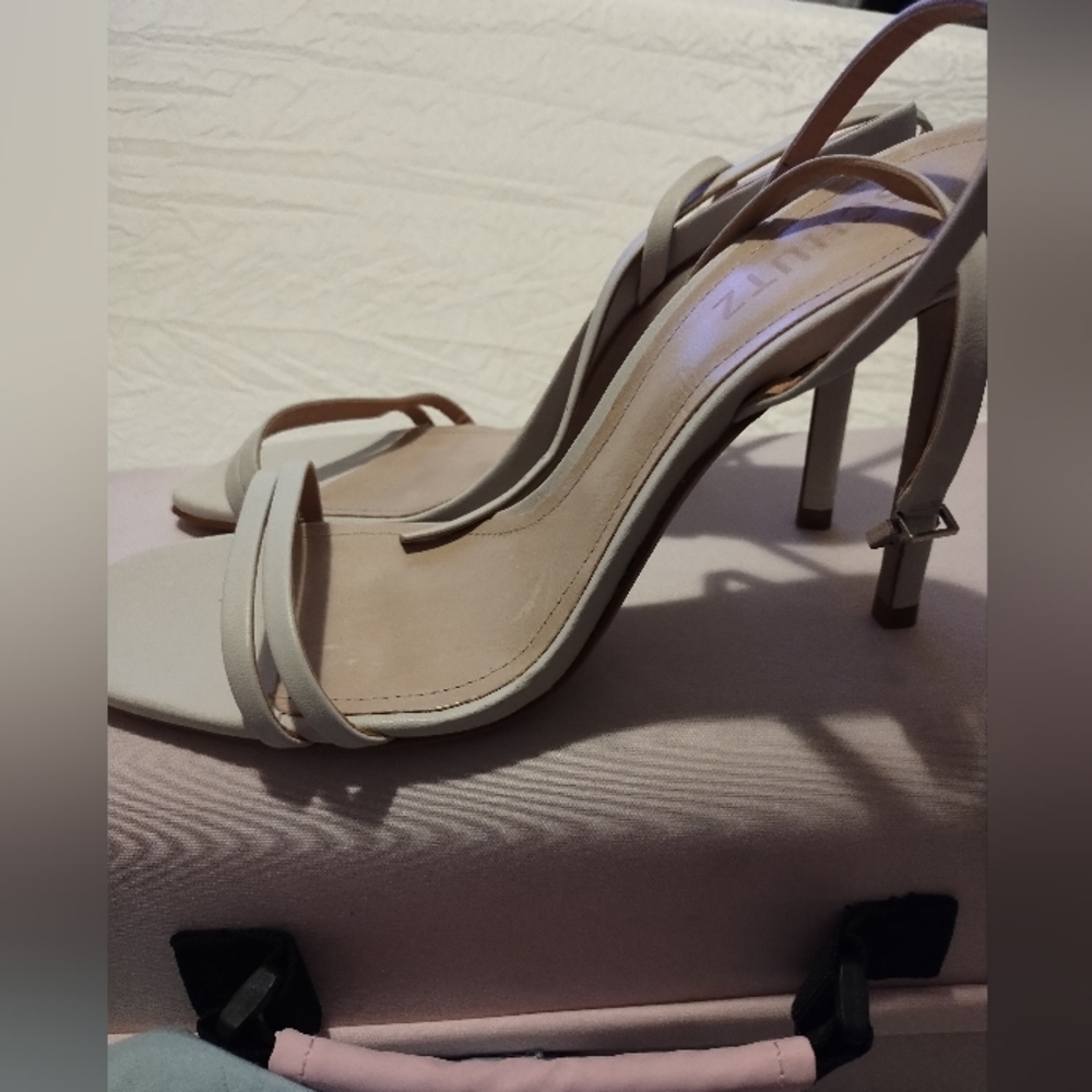 New Schultz heels Women's 8.5B (Nwt) Cream Colored.Photo Show Shadows Not Defect